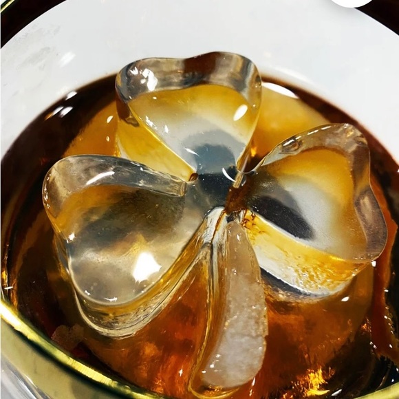 New Honest Ice silicone shamrock ice cube mold / tray - Picture 11 of 12